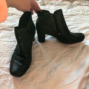 GUC Clarks Artisan Leather Heeled Zip Booties, 8M